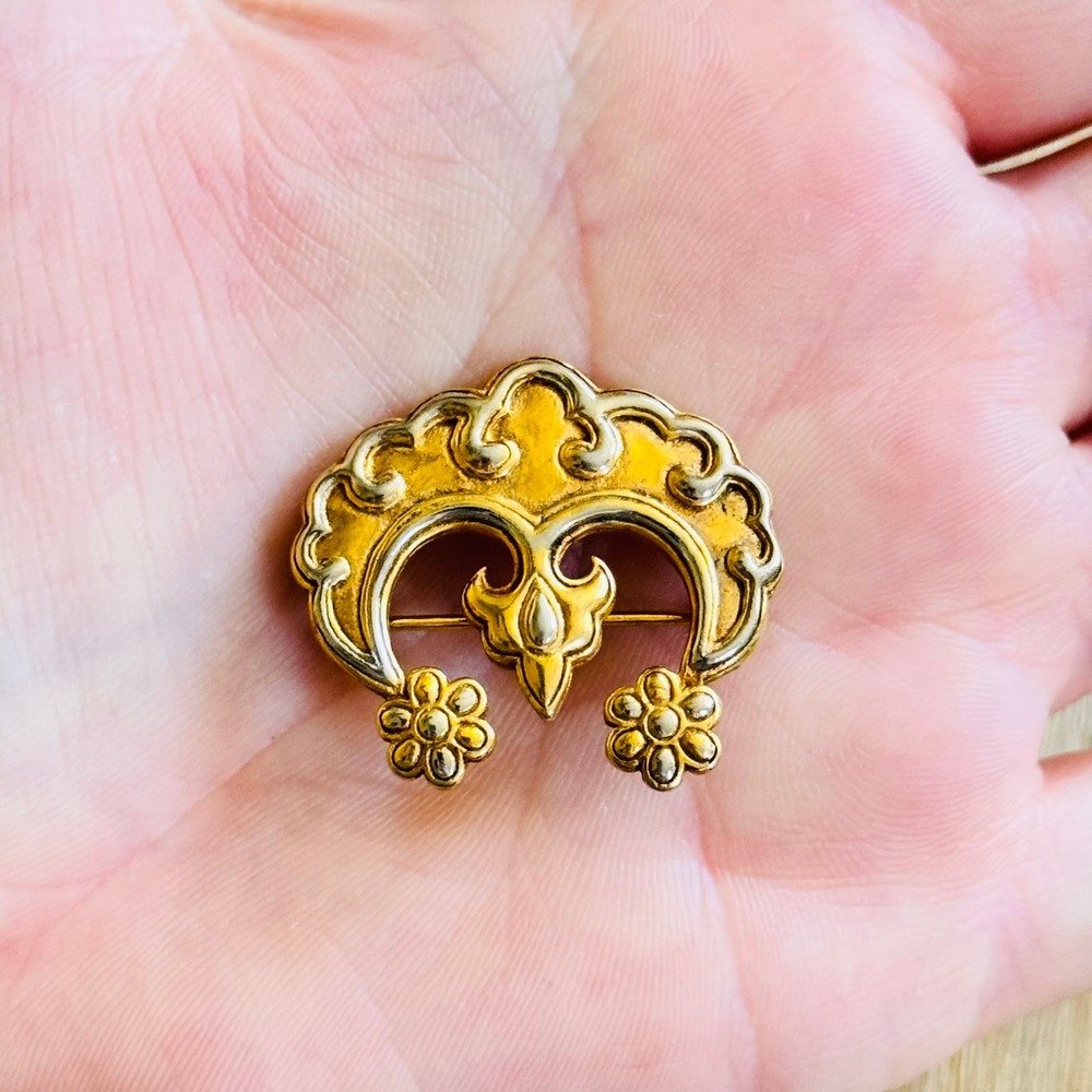 MMA Metropolitan Museum of Art Crescent Brooch pin
